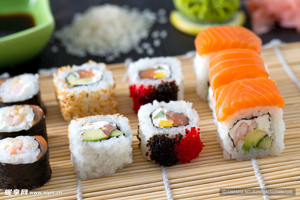多样美味寿司摆放在竹席上
