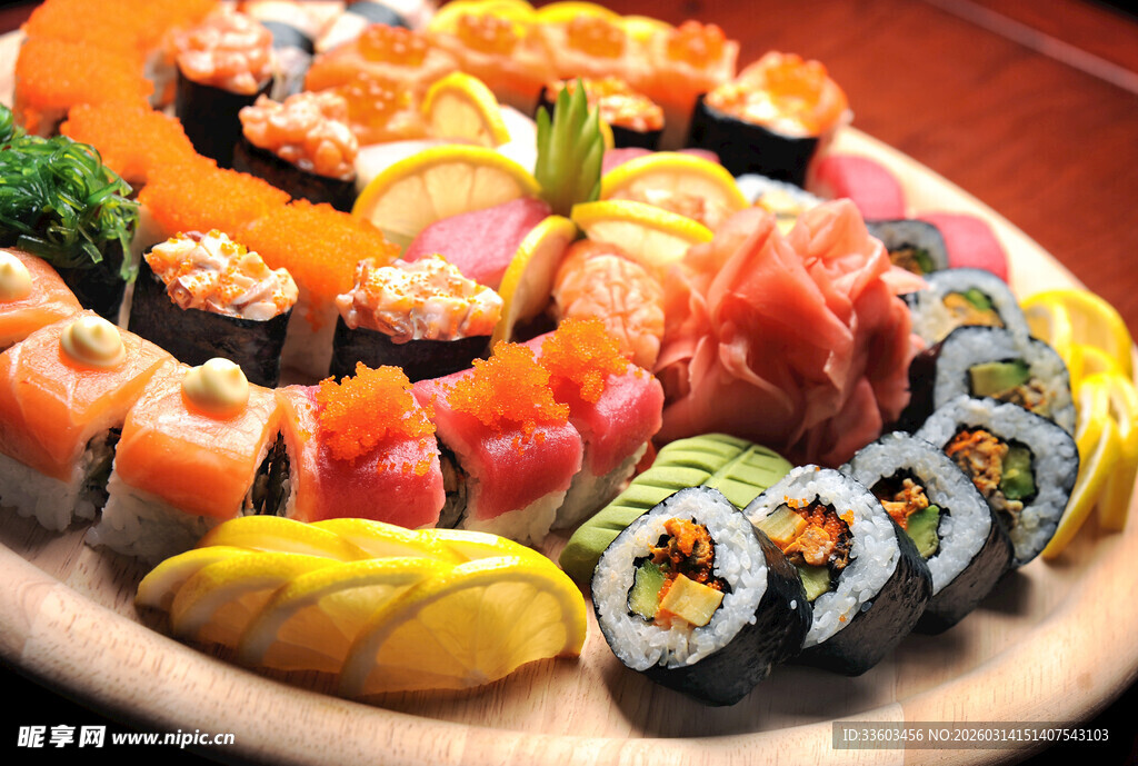 丰盛美味的日式寿司拼盘
