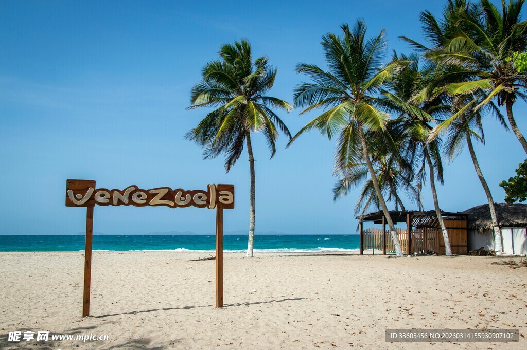 热带沙滩上的木质指示牌