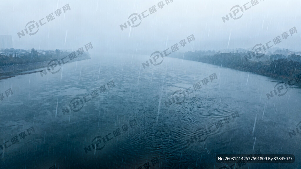 绵阳涪江阴雨蒙蒙的感觉、江面很