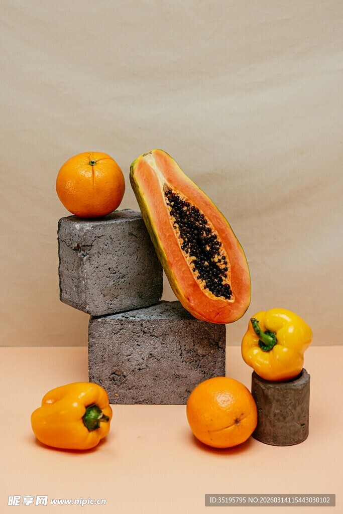 木瓜与柿子的静物组合