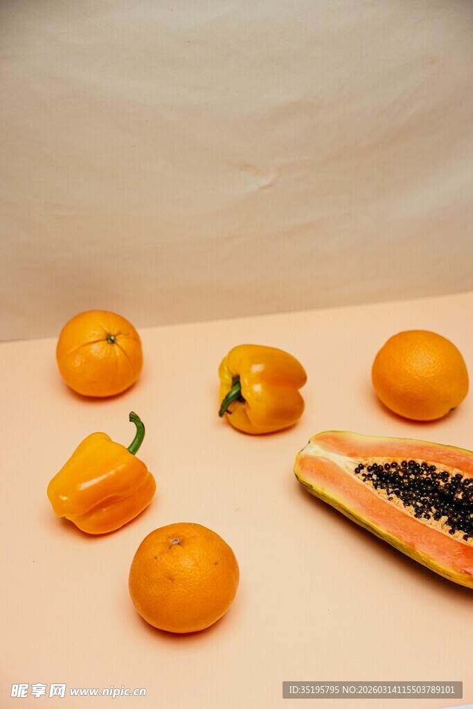 彩椒与南瓜籽的静物组合