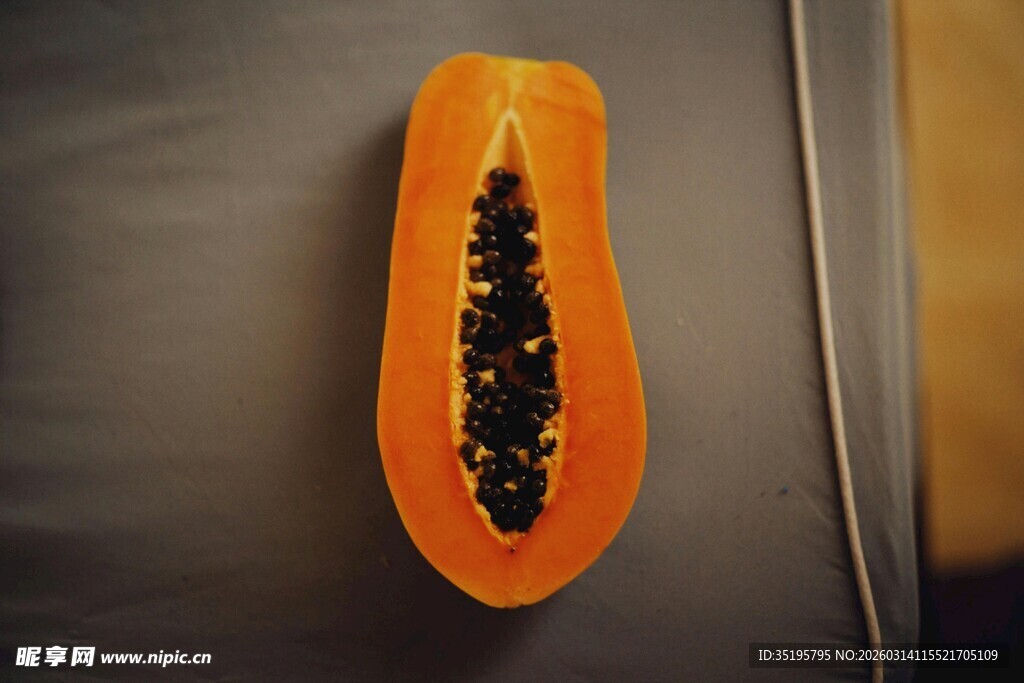 切开的木瓜展示内部结构