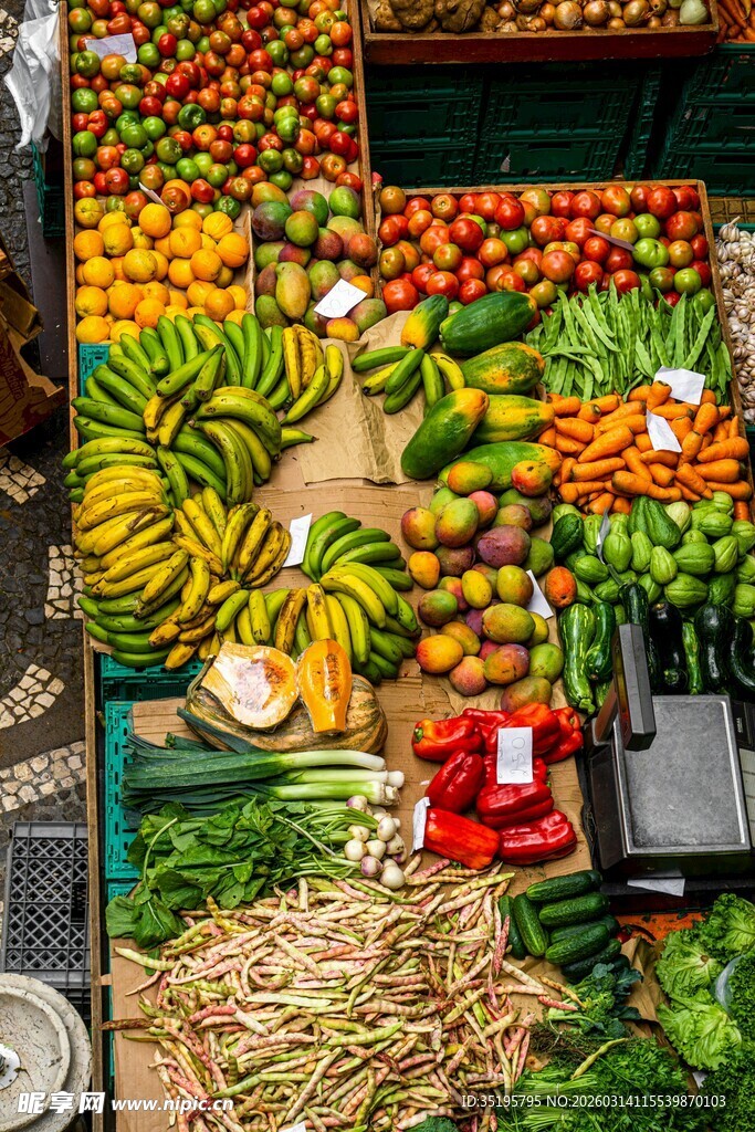 缤纷果蔬摆满摊位