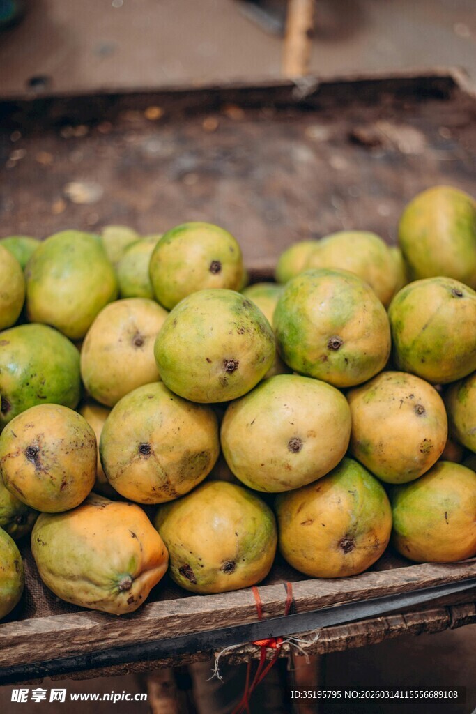 木盘上堆放的新鲜番石榴