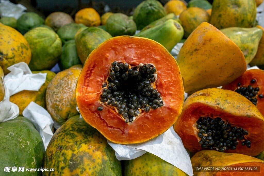 新鲜多样的切开木瓜