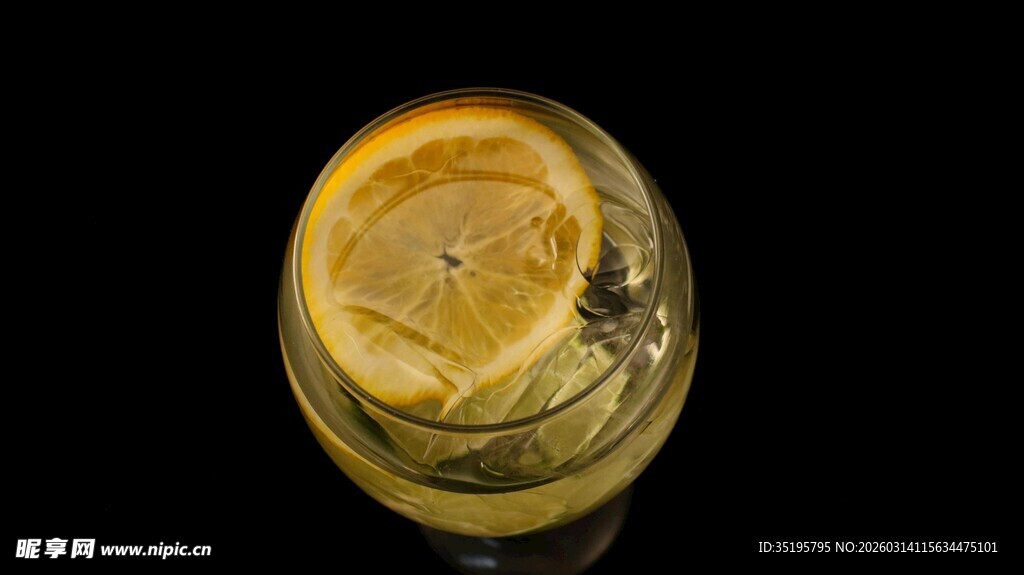 杯中柠檬饮品特写
