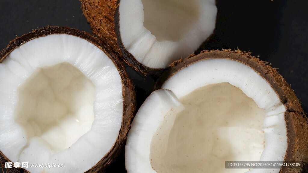 切开的新鲜椰子