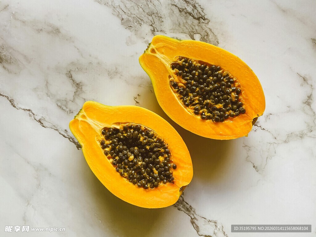 切开的新鲜木瓜