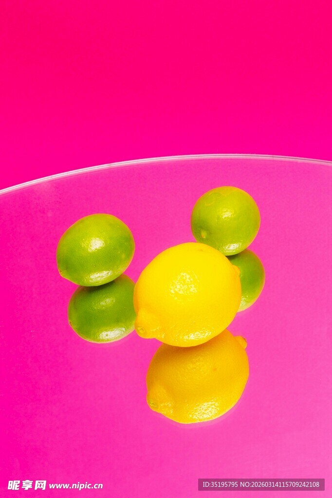 多彩糖果于粉色背景展示