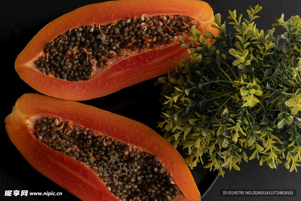 切开的木瓜与翠绿香草