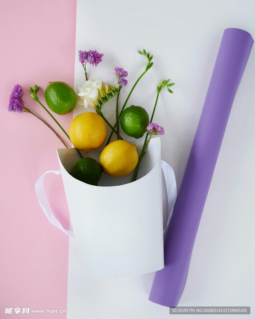 白杯中的柠檬与鲜花