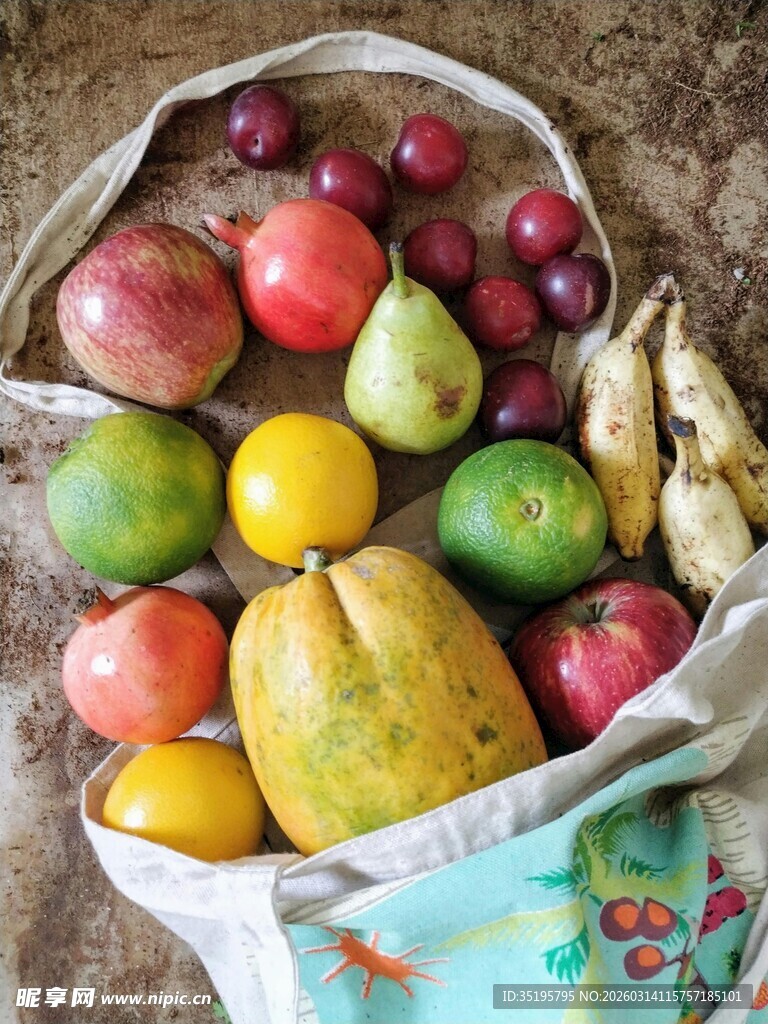 多彩水果装满袋