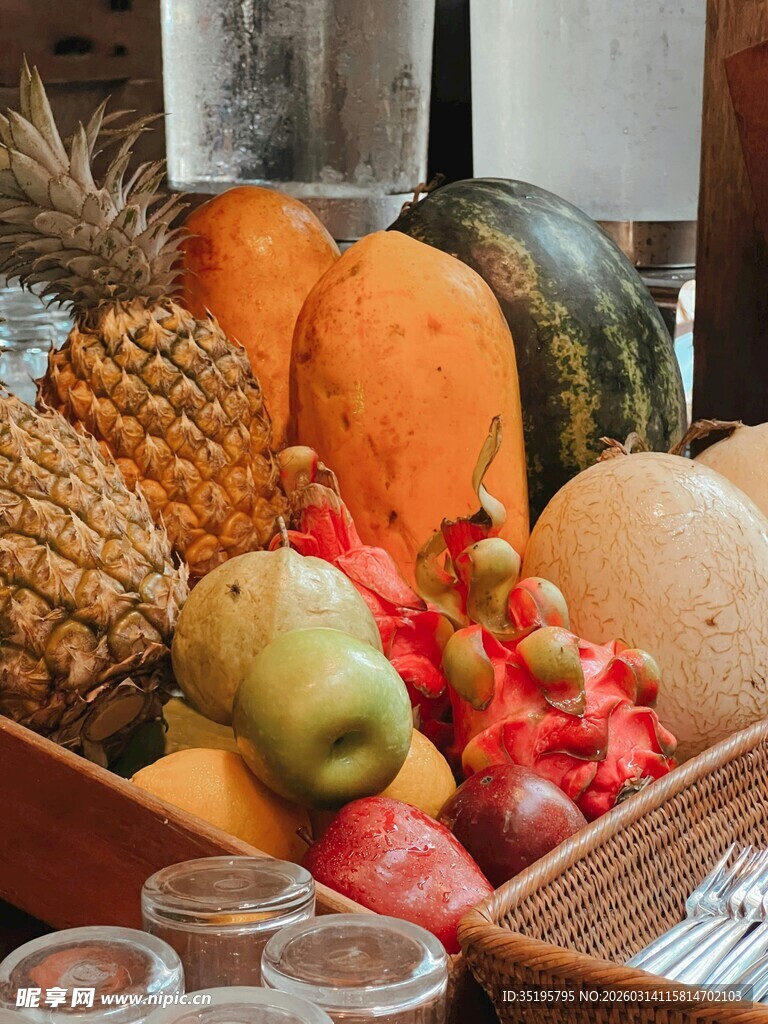 多样新鲜水果展示