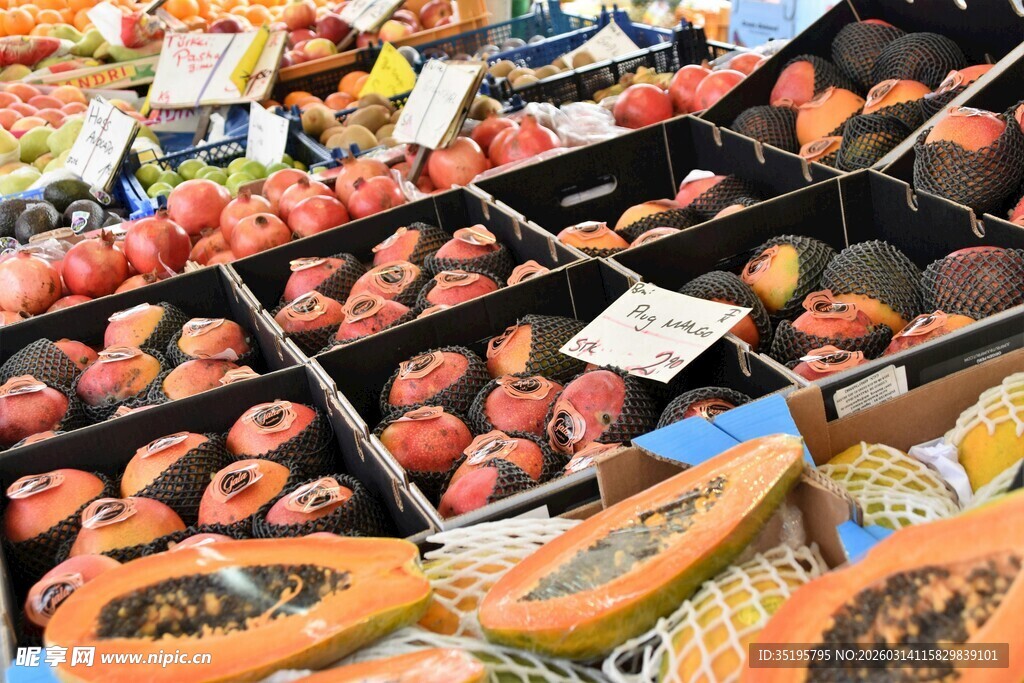 新鲜草莓摆满摊位