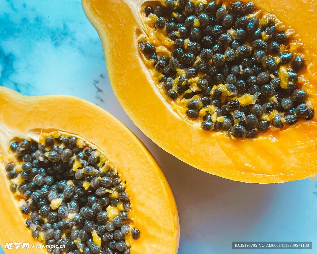 切开的木瓜展示饱满籽