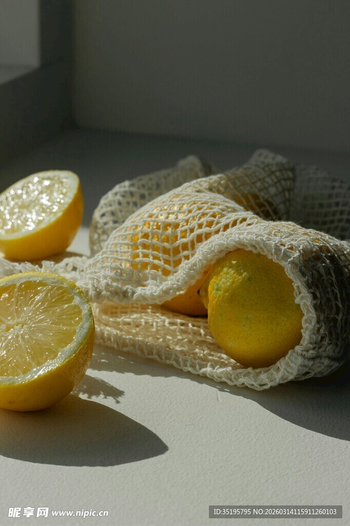 网袋中的新鲜柠檬切片