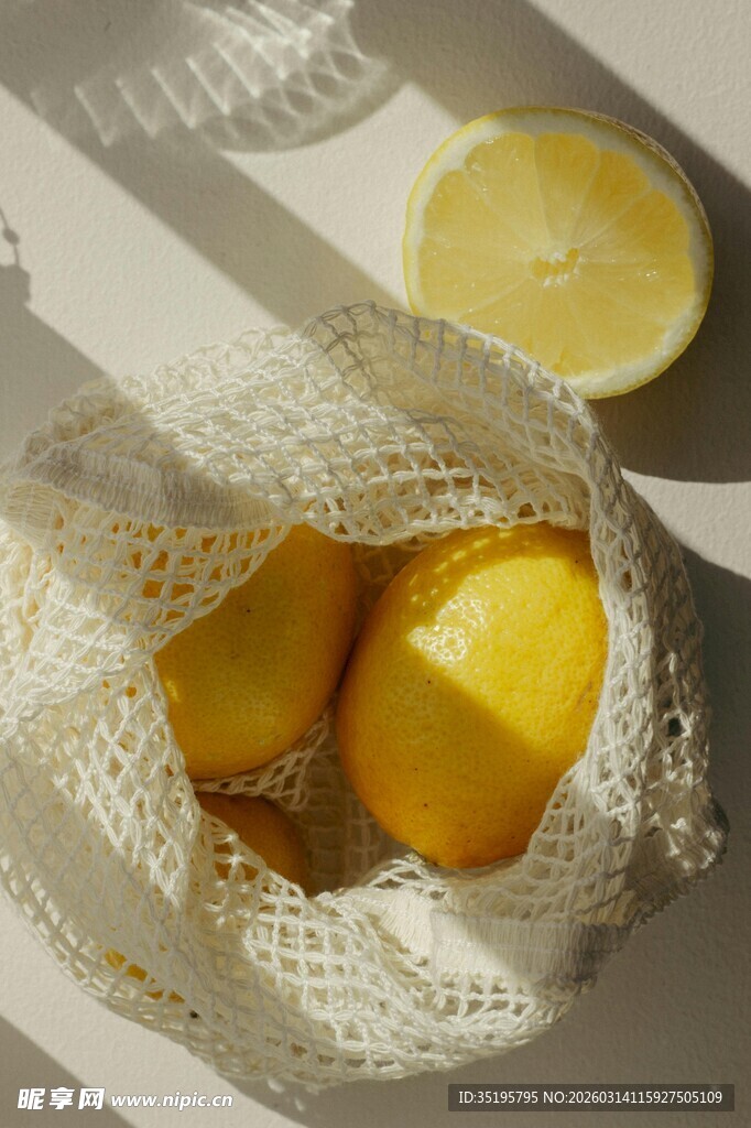 网袋中的新鲜柠檬
