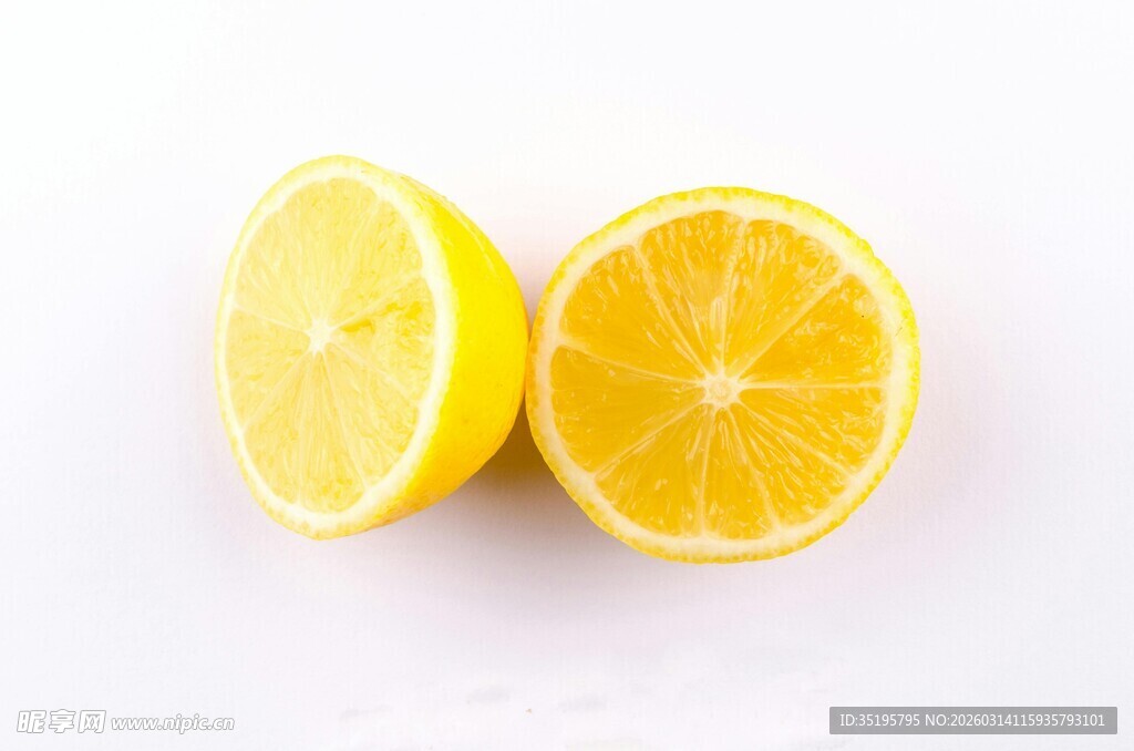 两半新鲜柠檬