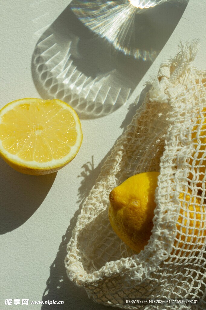 网袋中的柠檬与柠檬切片