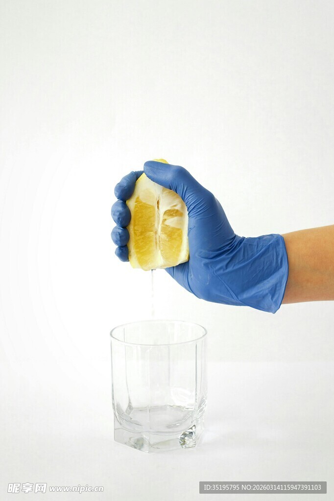 戴手套倒液体至玻璃杯