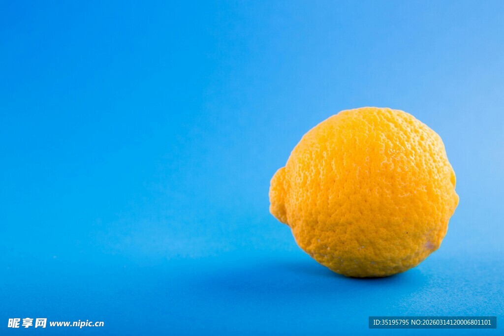 蓝色背景上的黄色柠檬