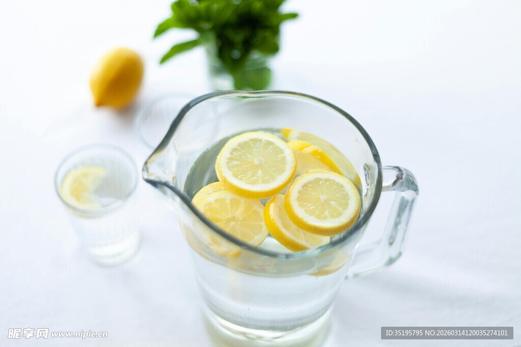玻璃壶中的鲜柠檬柠檬水