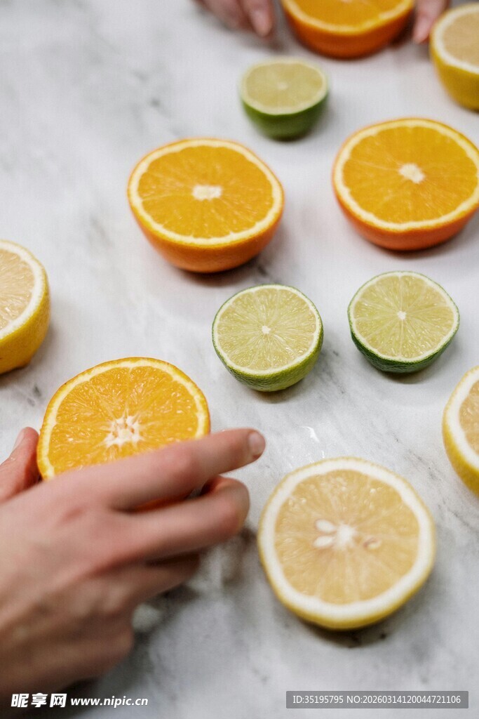 手触多彩柑橘切片