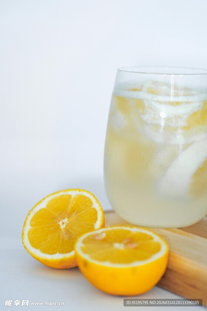 玻璃杯中的柠檬冰饮