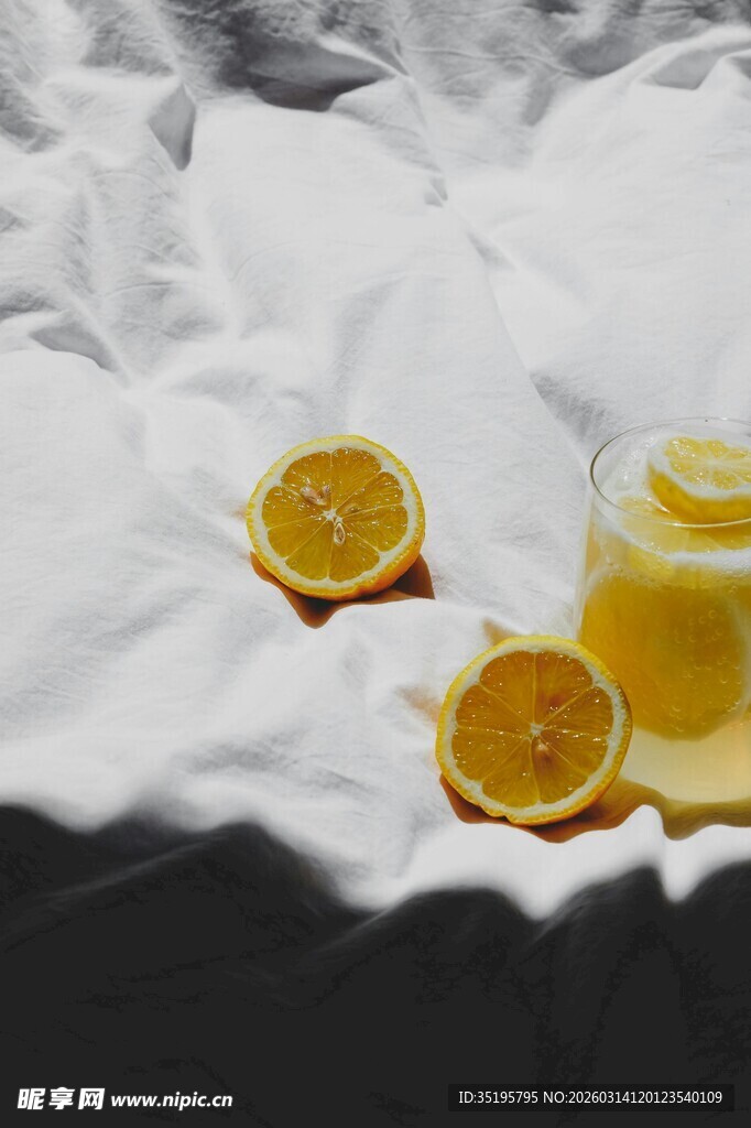 白布上的柠檬与黄色饮品
