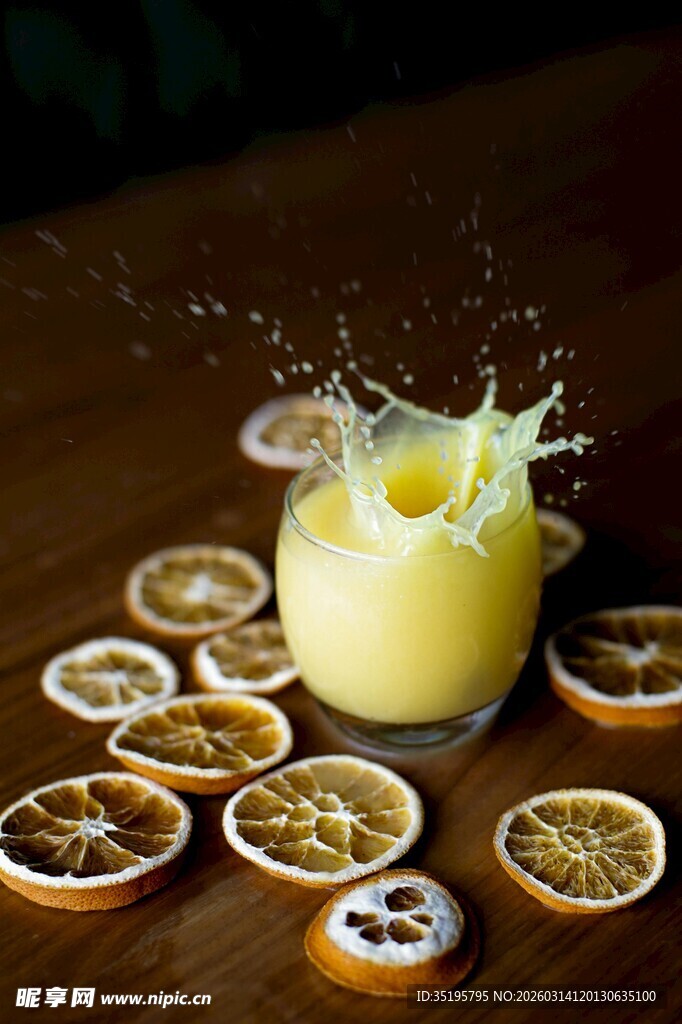 鲜榨橙汁溅出的诱人瞬间