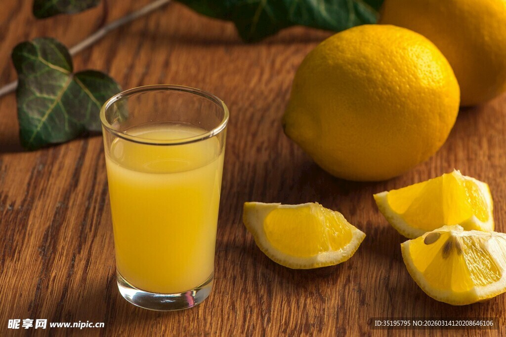 木桌上的鲜榨柠檬汁