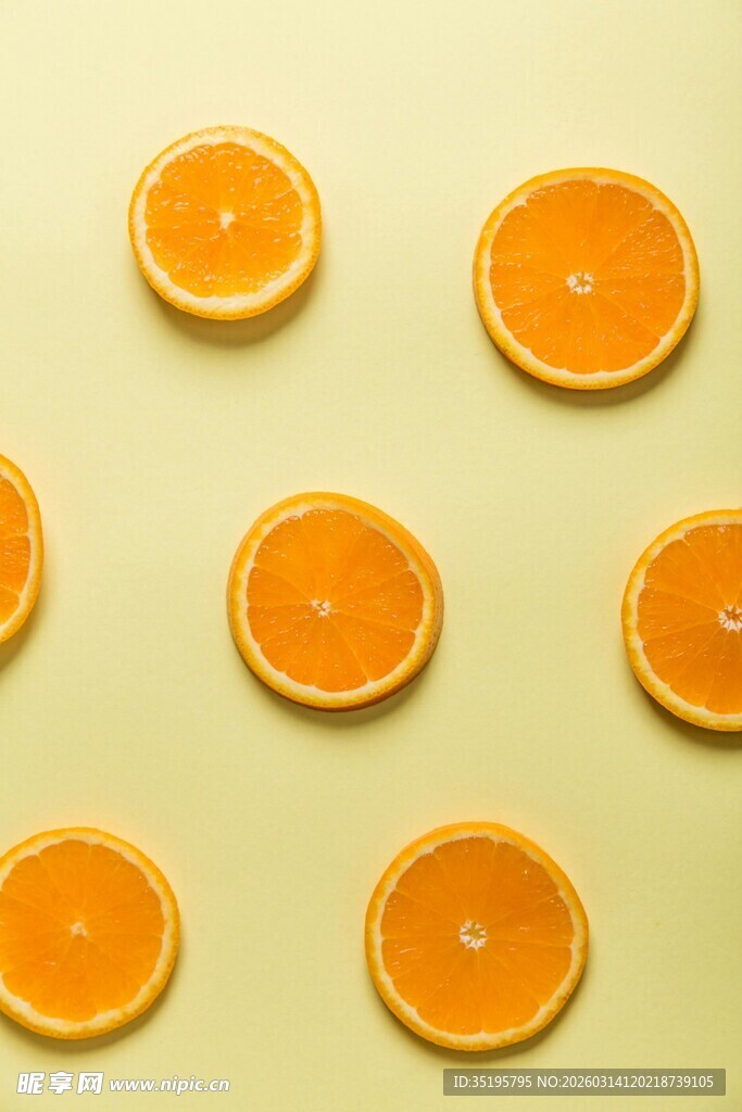 整齐排列的橙色切片