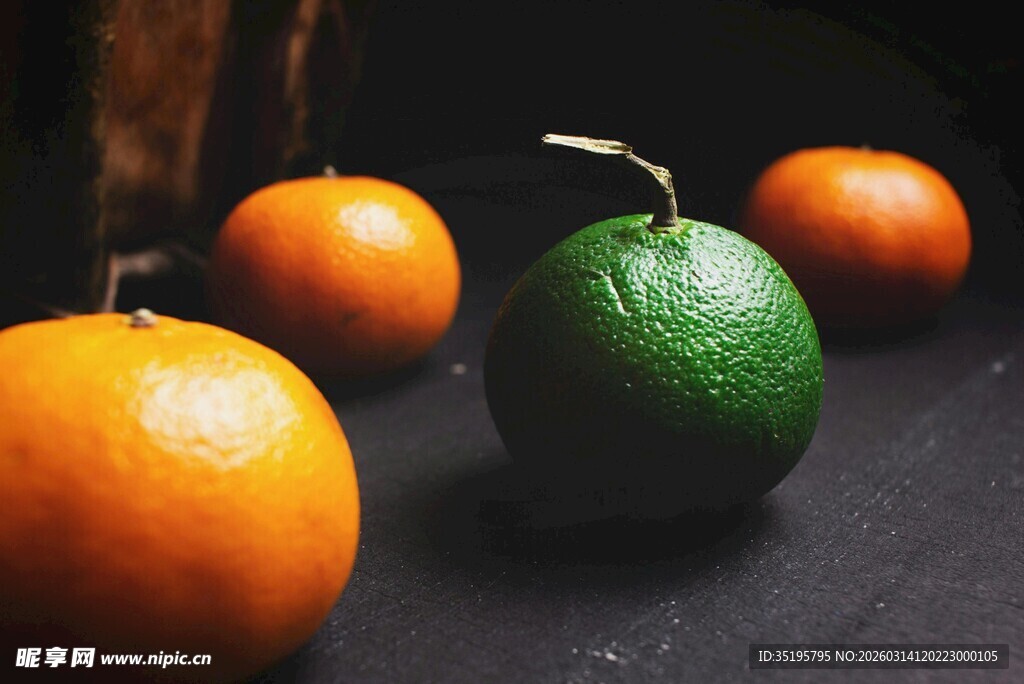 绿橙与橙的静物组合