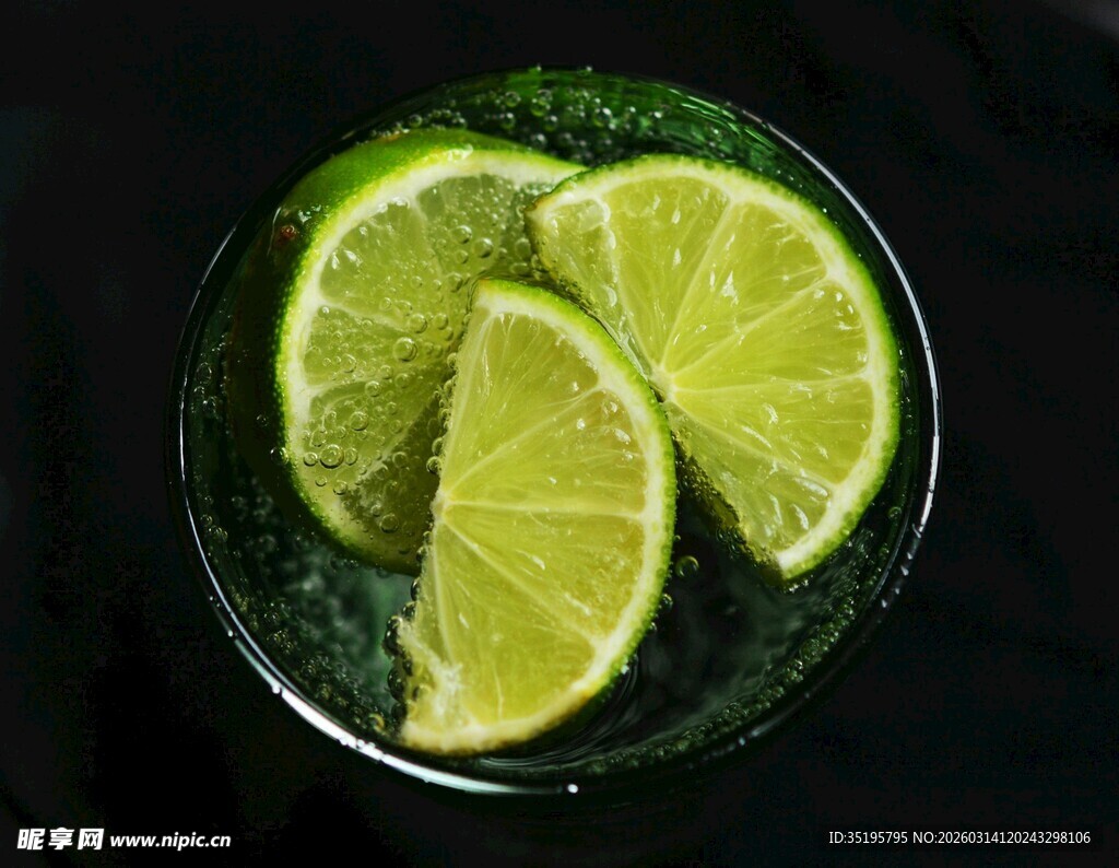 杯中鲜绿柠檬片