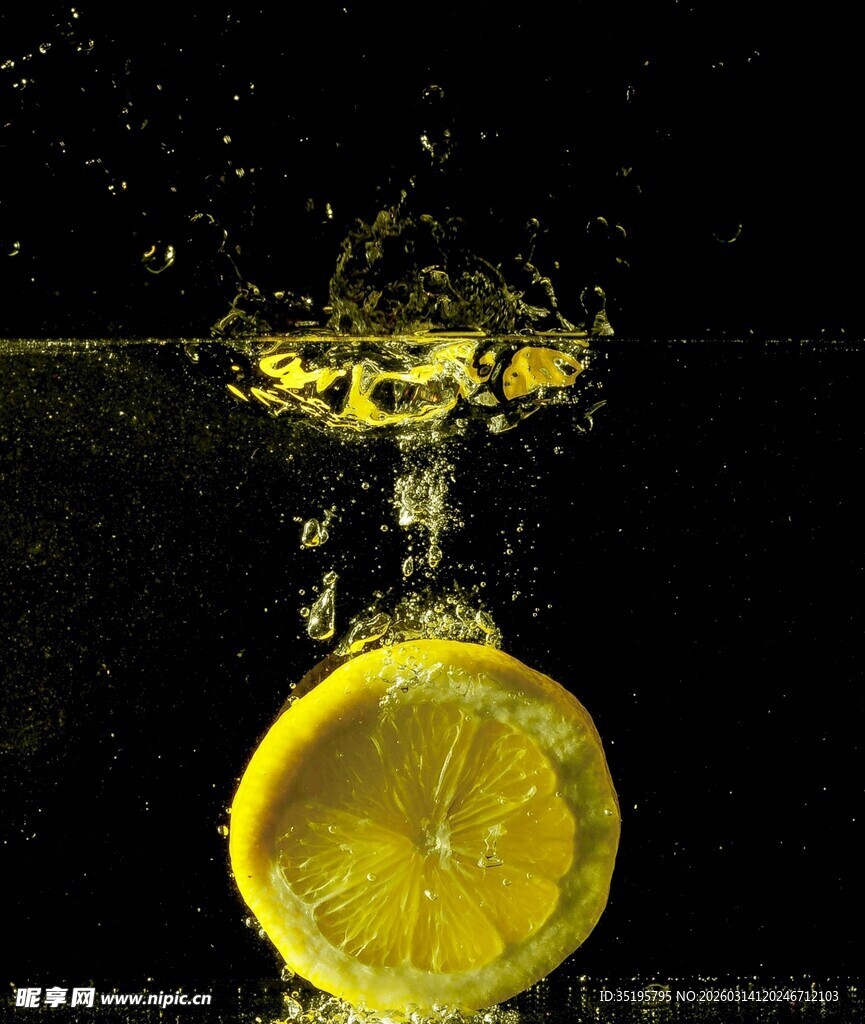柠檬入水瞬间的美妙景象