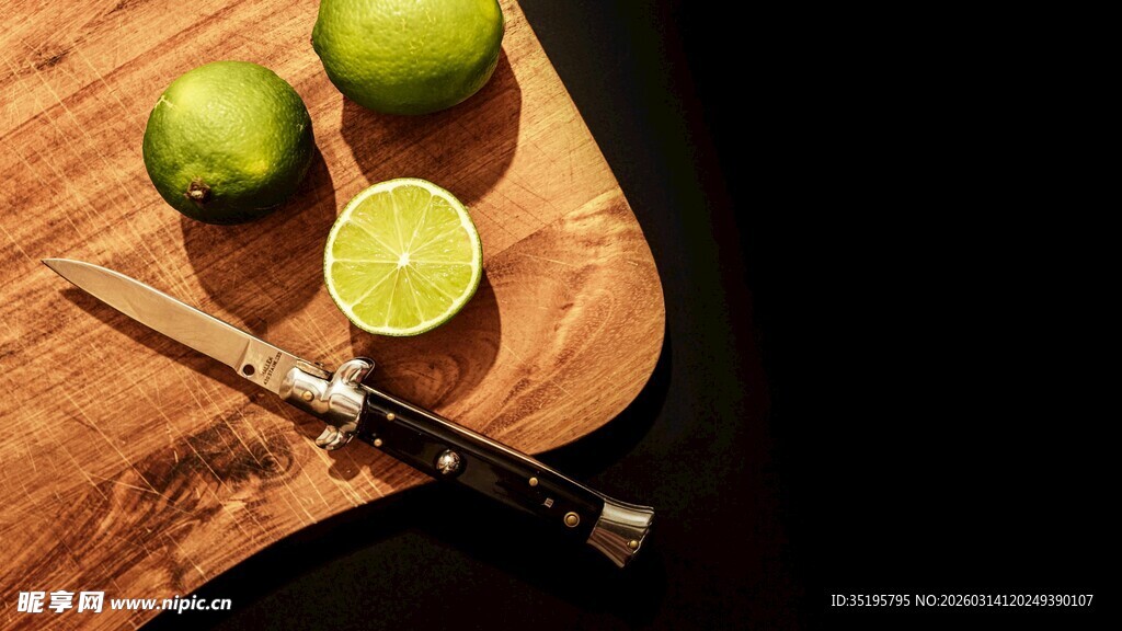 案板上的青柠与刀具