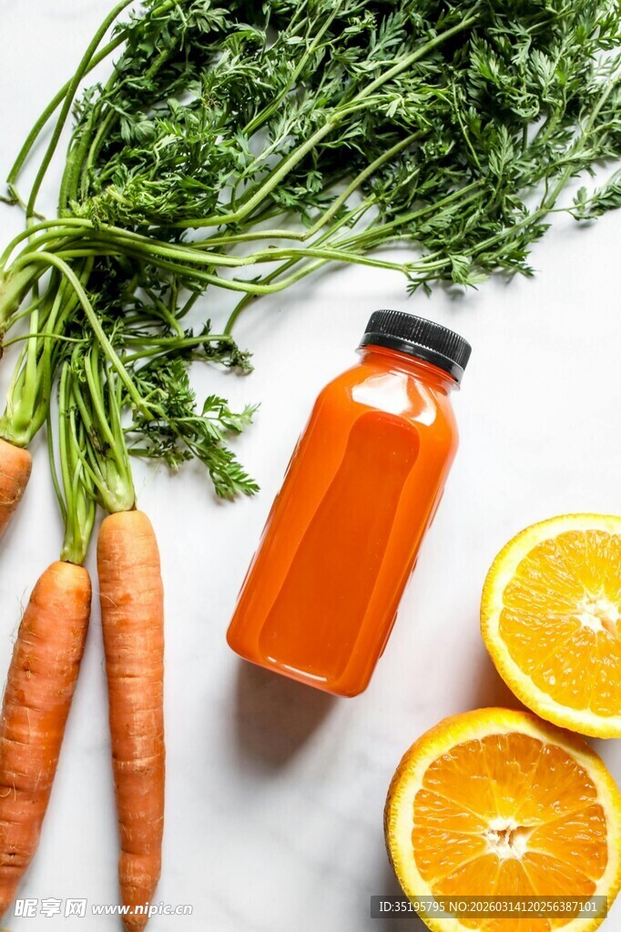 胡萝卜橙汁与新鲜蔬果