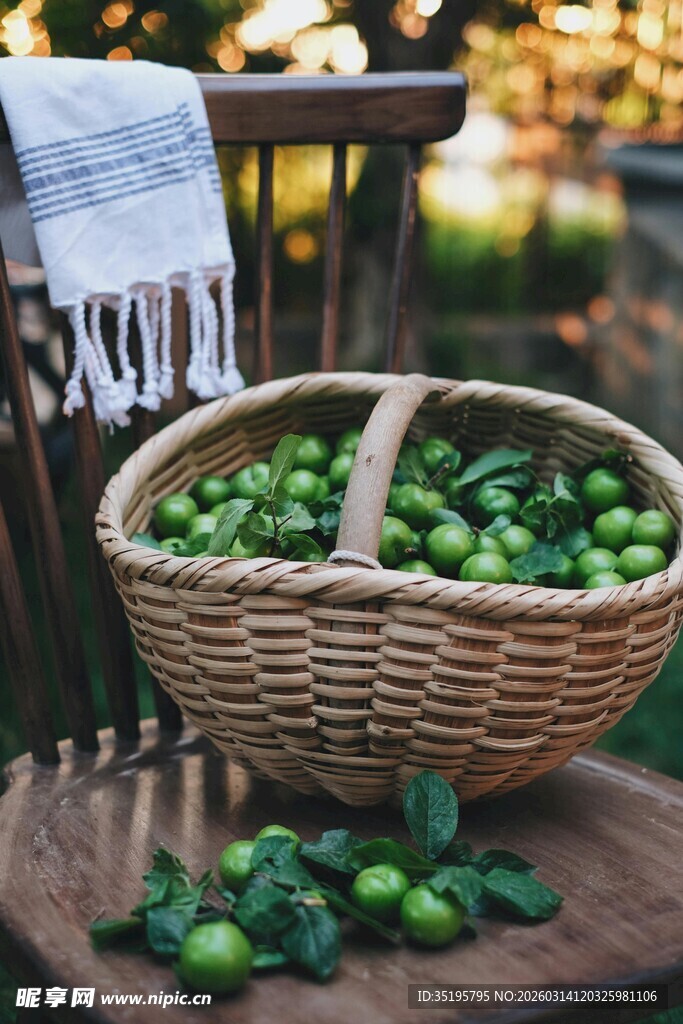 装满青果的古朴藤编篮