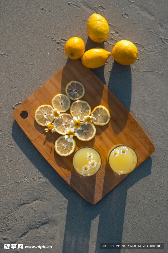 木盘上的新鲜柠檬组合