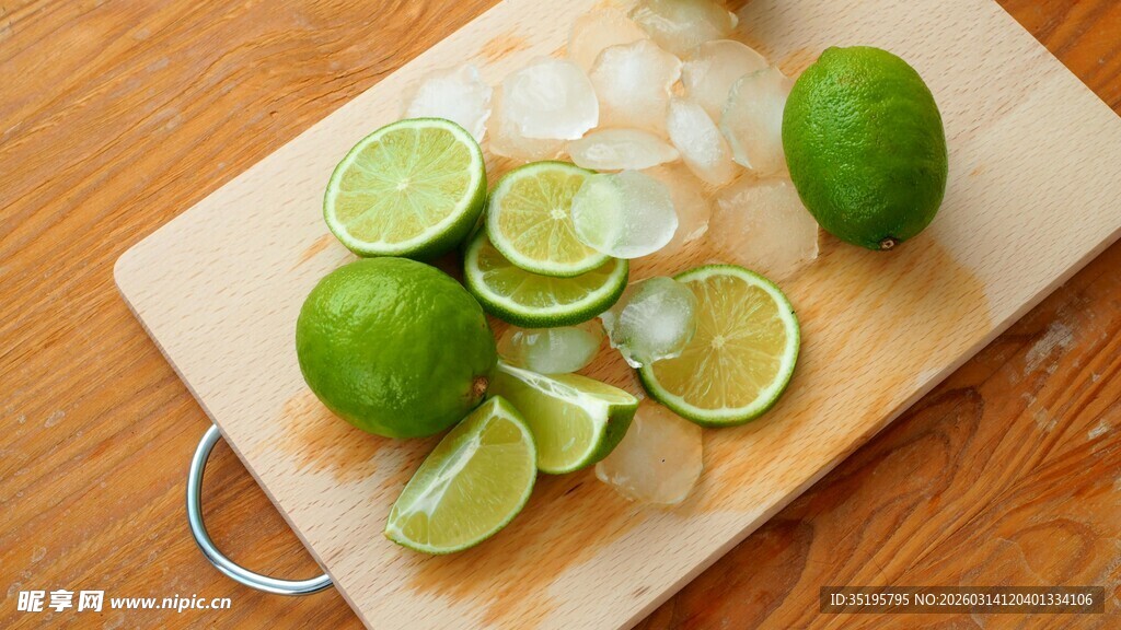 砧板上的青柠切片