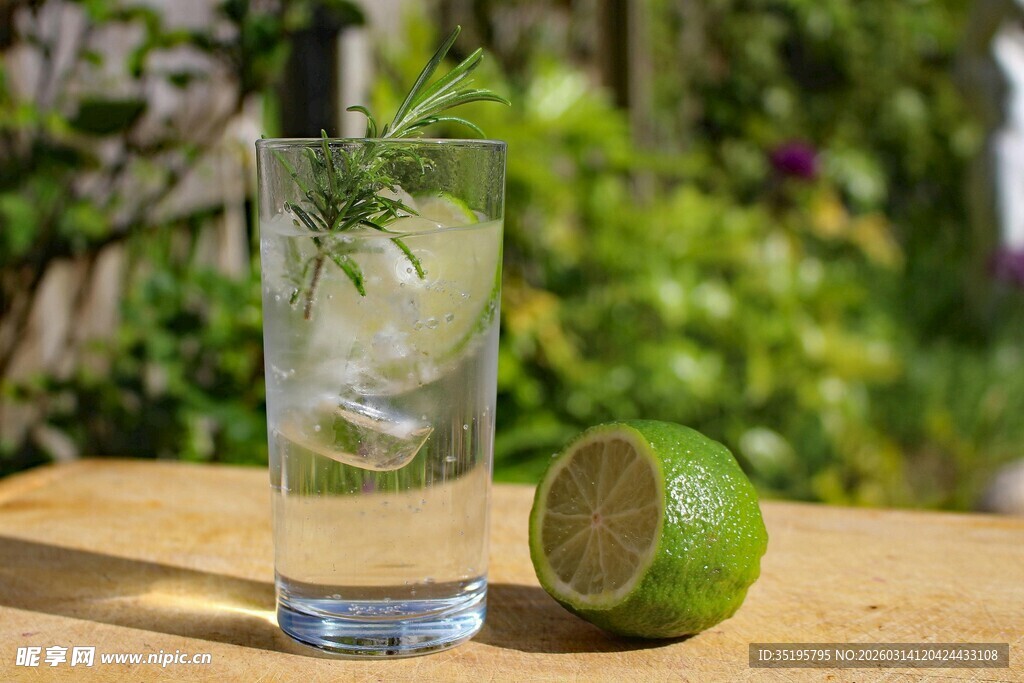 清新青柠气泡饮品