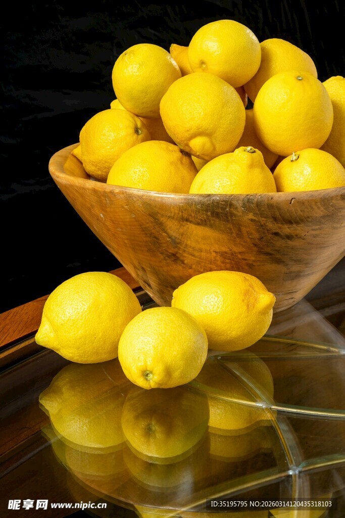木碗中的鲜黄柠檬