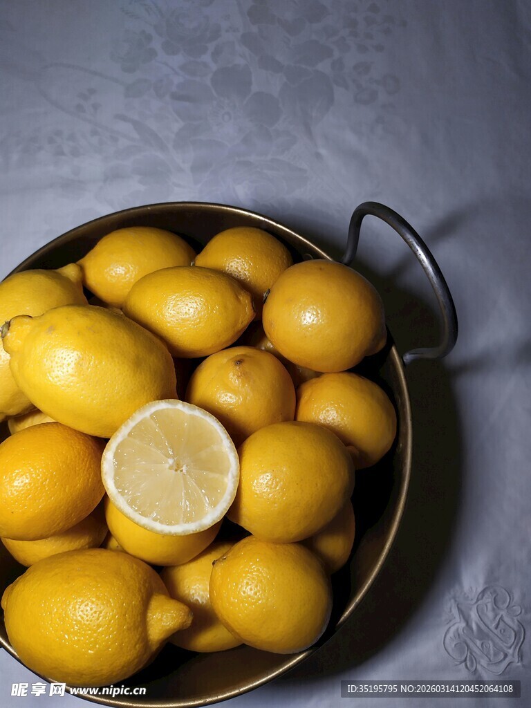 金属盘中的新鲜黄柠檬