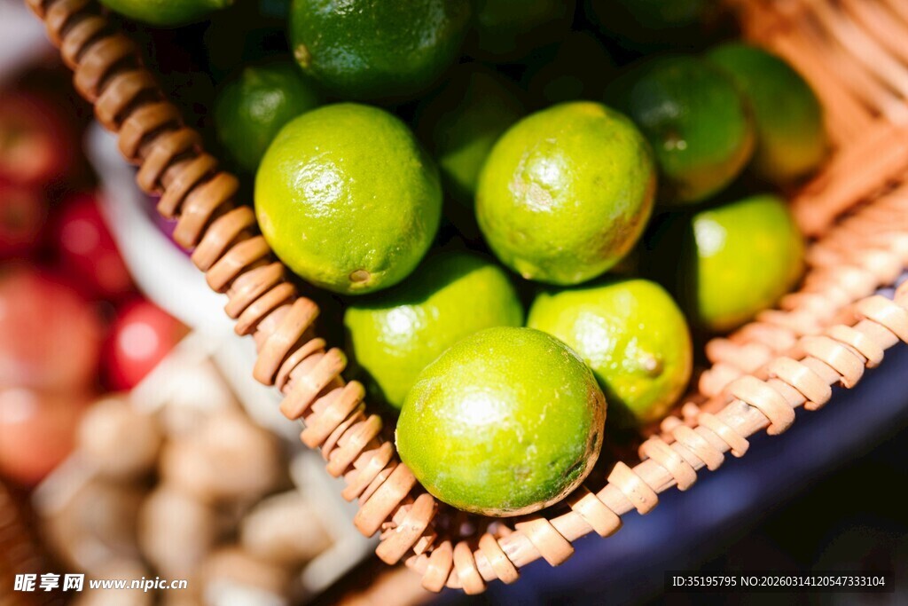 竹篮中的鲜绿青柠