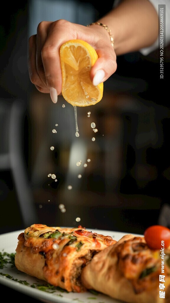 手挤柠檬为美食增香