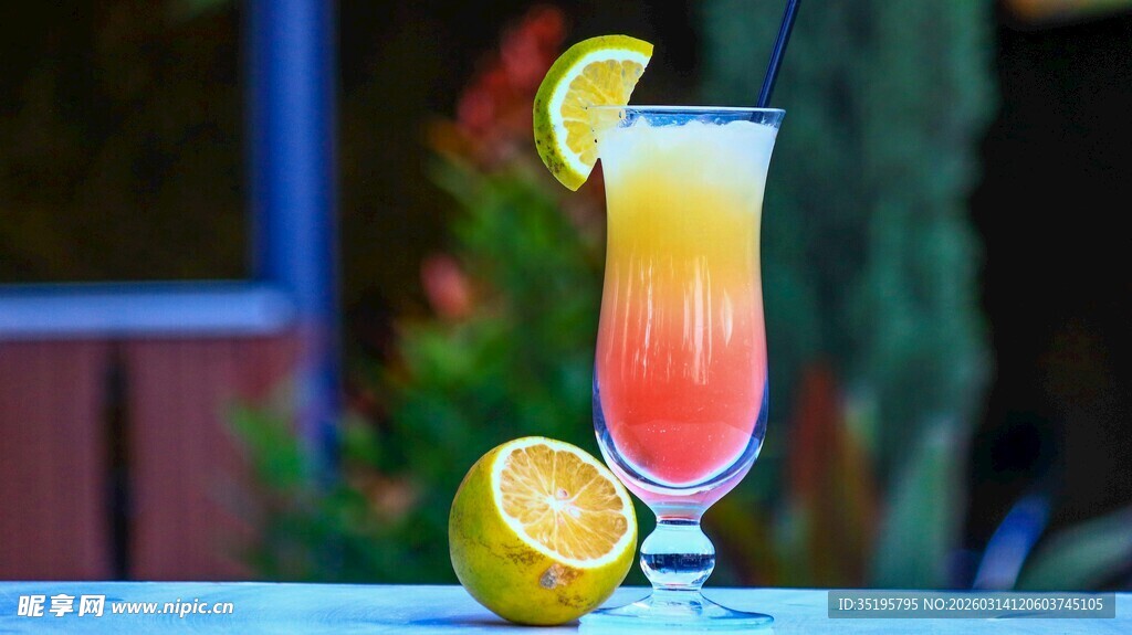 色彩绚丽的分层鸡尾酒