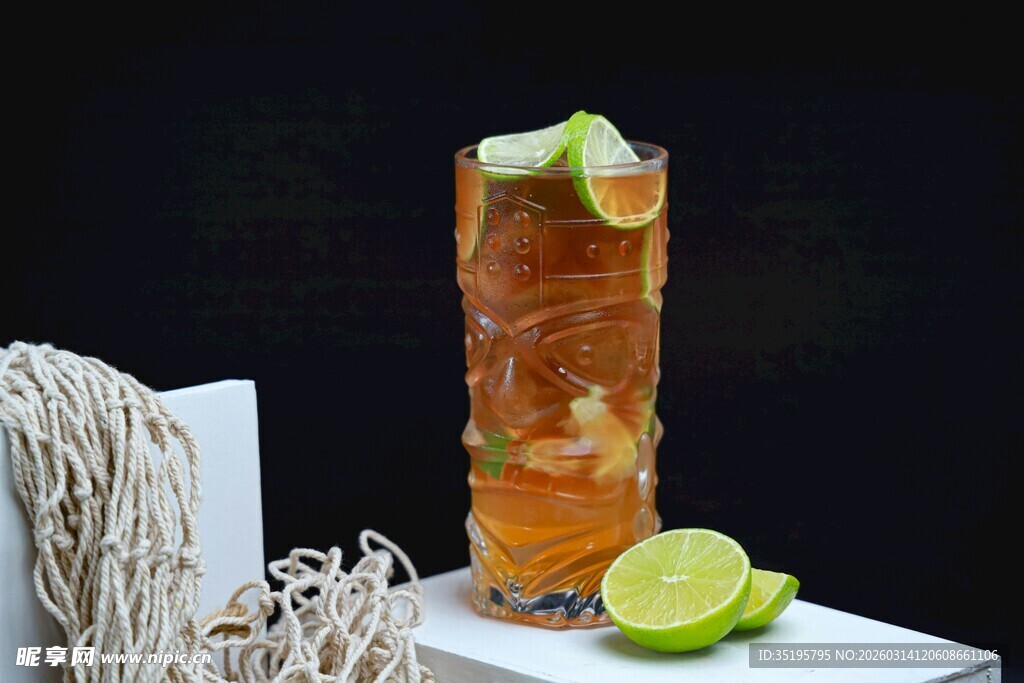 高脚杯中的清爽柠檬冰饮