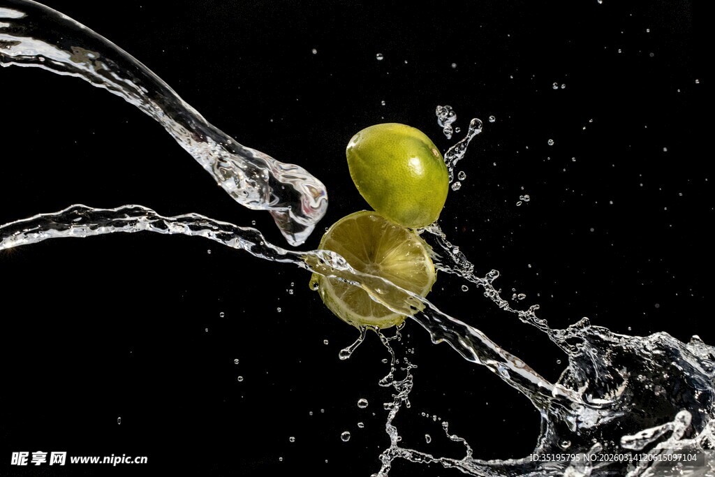 青柠檬入水溅起水花