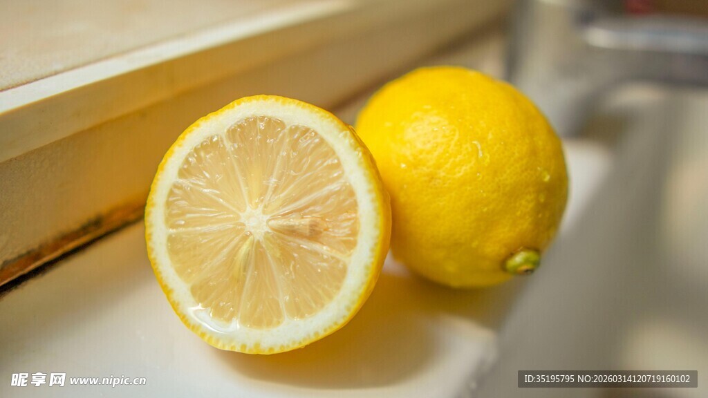 新鲜柠檬一半切开展示